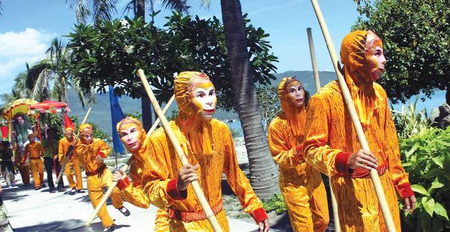 Lễ hội hóa trang đầy màu sắc trên đảo Kh